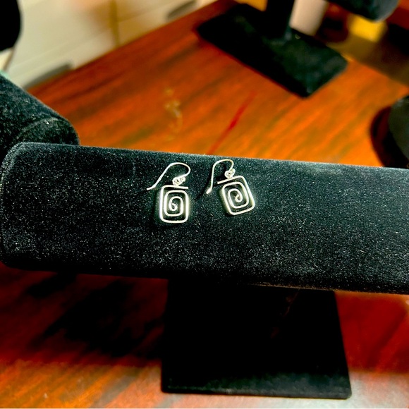 Funky little earrings - Picture 1 of 3